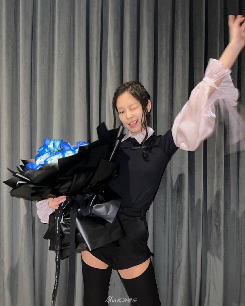组图：JENNIE庆祝生日获赠蓝玫瑰 挖洞裤子造型吸睛