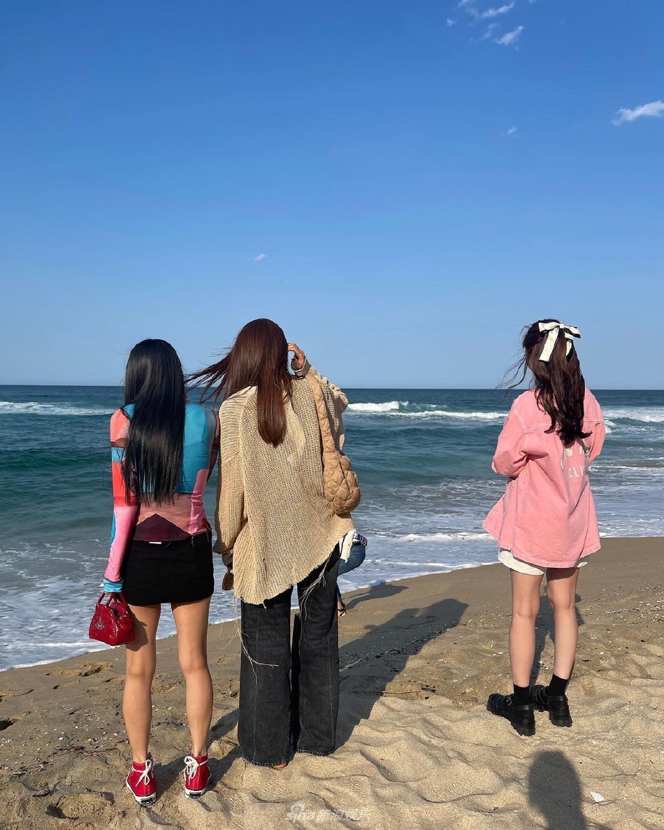 組圖：少女時代合體一字排開出鏡 成員海邊出遊感情好