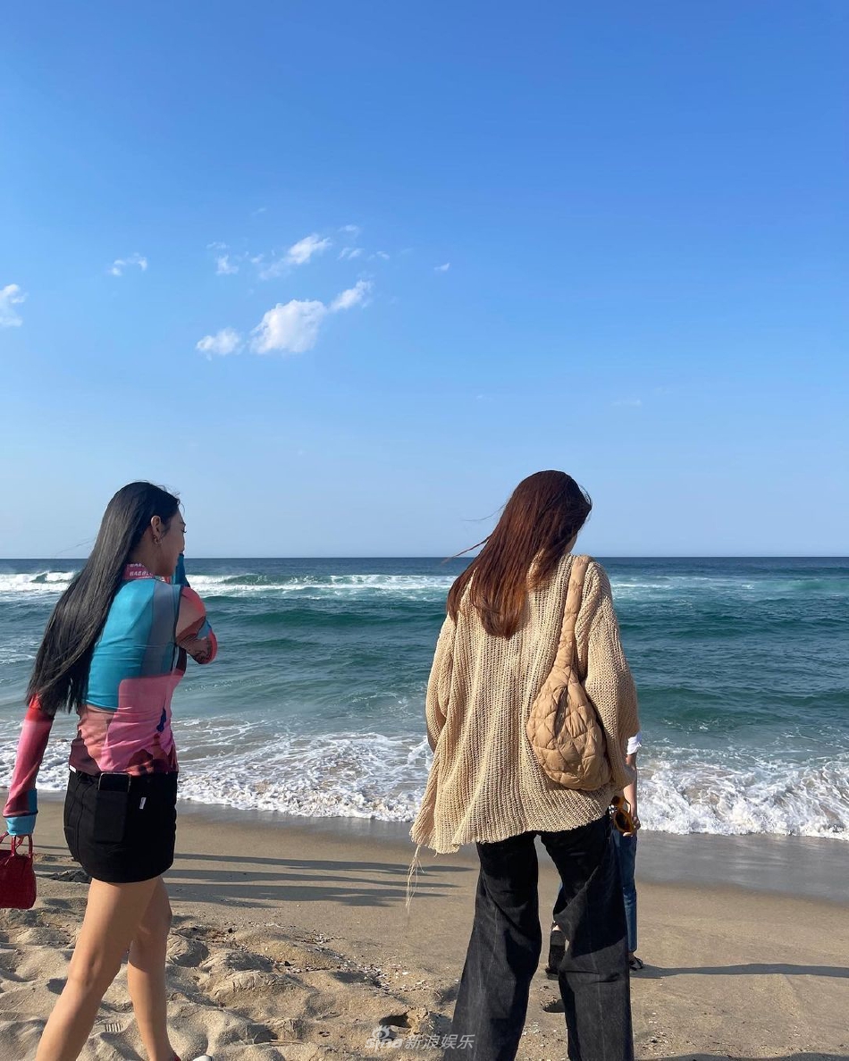 組圖：少女時代合體一字排開出鏡 成員海邊出遊感情好