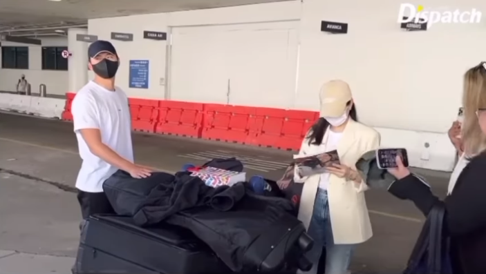 组图：玄彬美国街头霸气护妻帮挡车 孙艺珍主动为粉丝签名