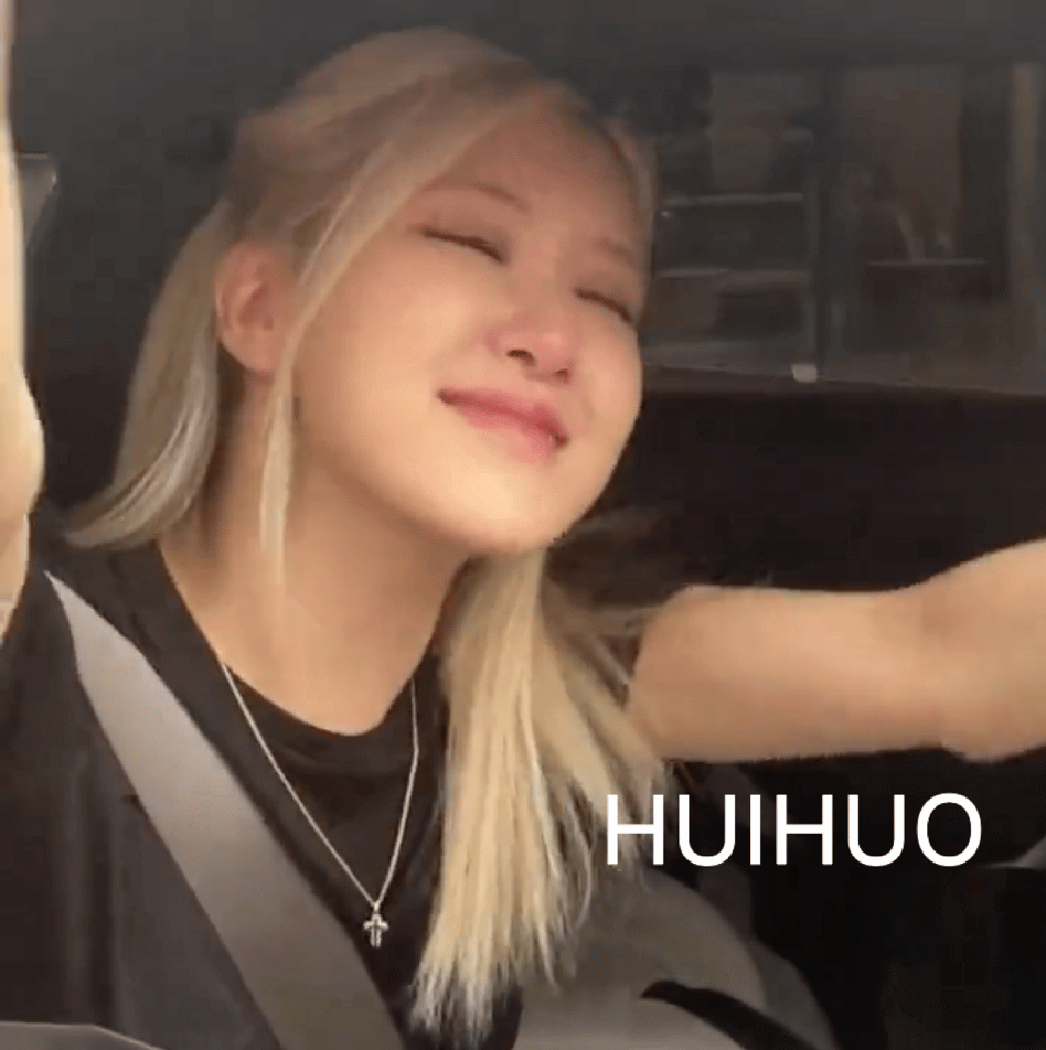 组图：BLACKPINK朴彩英见粉丝落泪 车内挥手比心