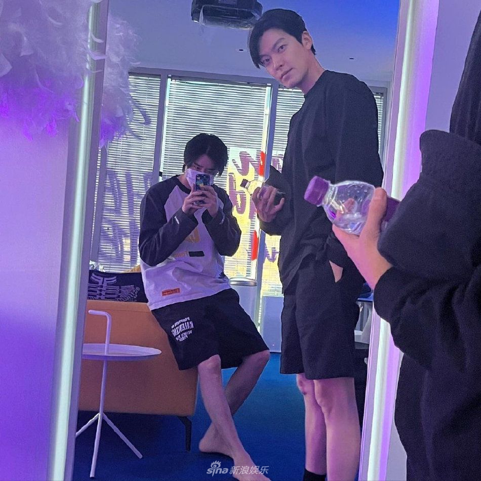组图：李钟硕金宇彬头靠头自拍 多年友谊惹人羡