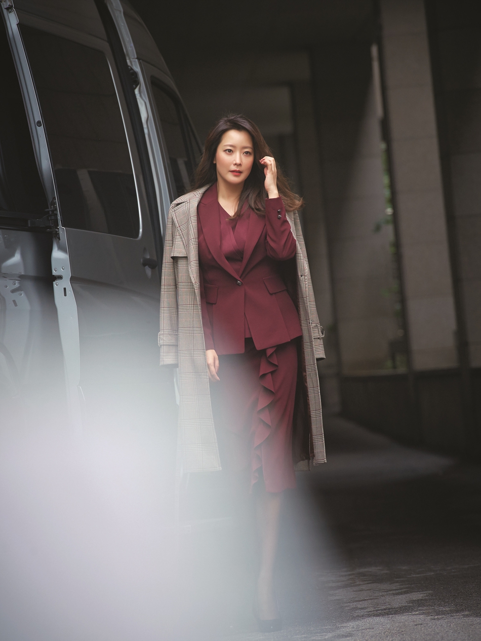 组图:41岁阔太金喜善拍写真 披大衣气场十足