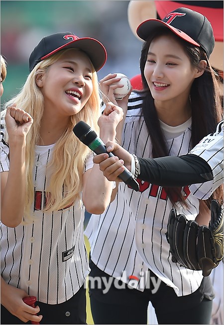 组图:韩女团momoland为棒球赛开球 绿茵场上成亮点_高清图集_新浪网