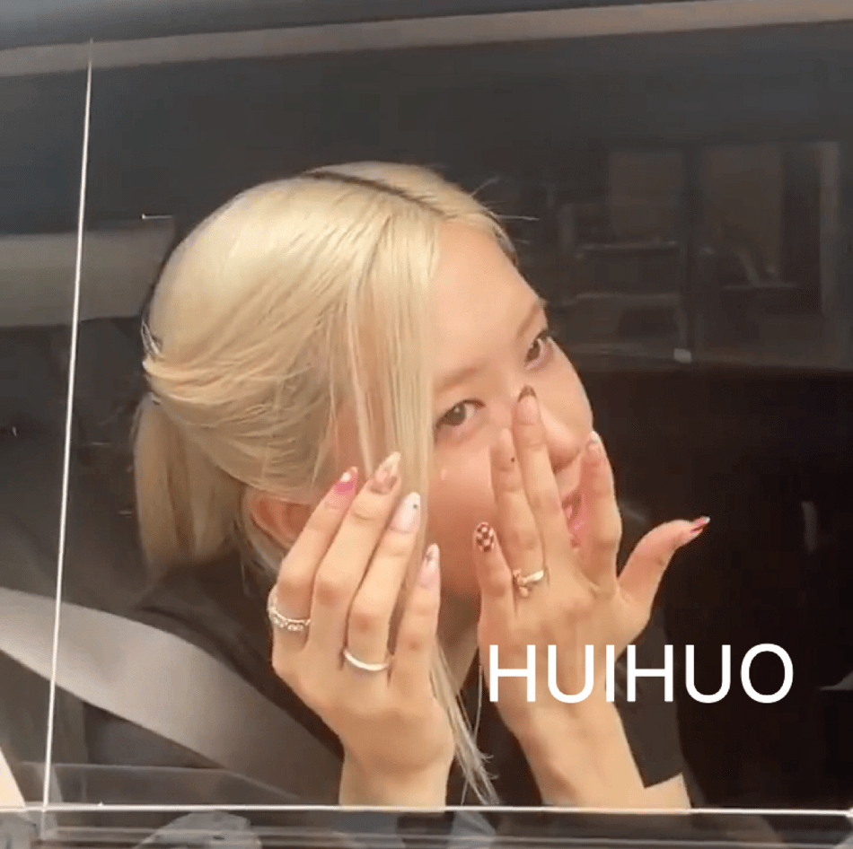 组图：BLACKPINK朴彩英见粉丝落泪 车内挥手比心