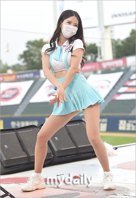 組圖：韓國啦啦隊美女戴口罩獻舞 穿迷你裙熱情不減