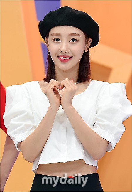 組圖：本月少女成員Yves錄節目 戴貝雷帽造型俏皮