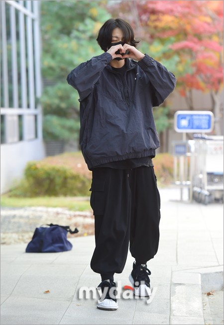 組圖：防彈田柾國出發卡達世界盃 機場表演射門動作
