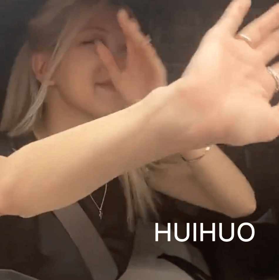 组图：BLACKPINK朴彩英见粉丝落泪 车内挥手比心