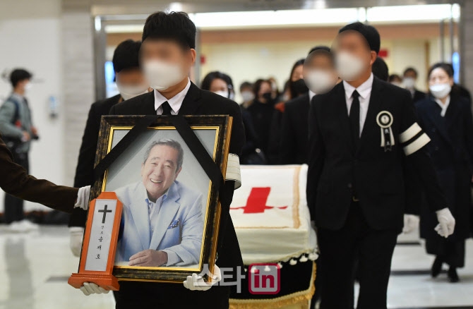 组图：韩国演员宋在浩出殡仪式举行 亲友们送别