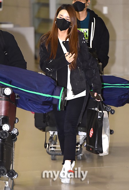組圖：李秉憲夫婦結束美國行程回國 妻子李珉廷年輕靚麗