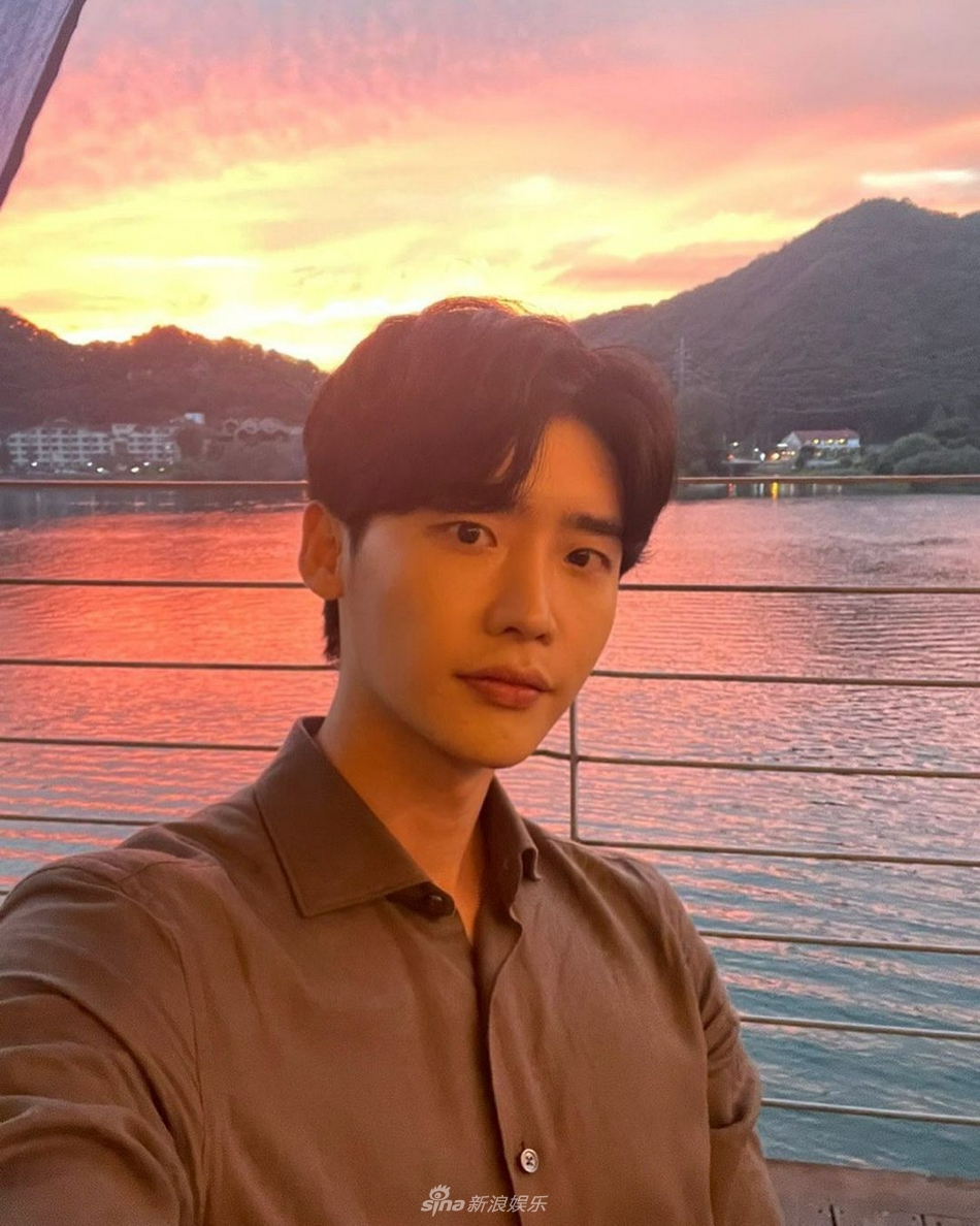 組圖：李鍾碩生日當天曬自拍 夕陽下晚霞映襯意境美