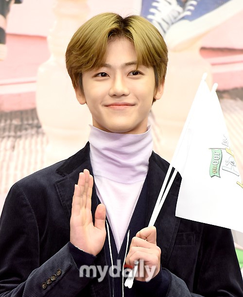 新浪娱乐讯 12月20日上午,金钟民,金媛熙,罗渽民等韩国艺人在首尔某