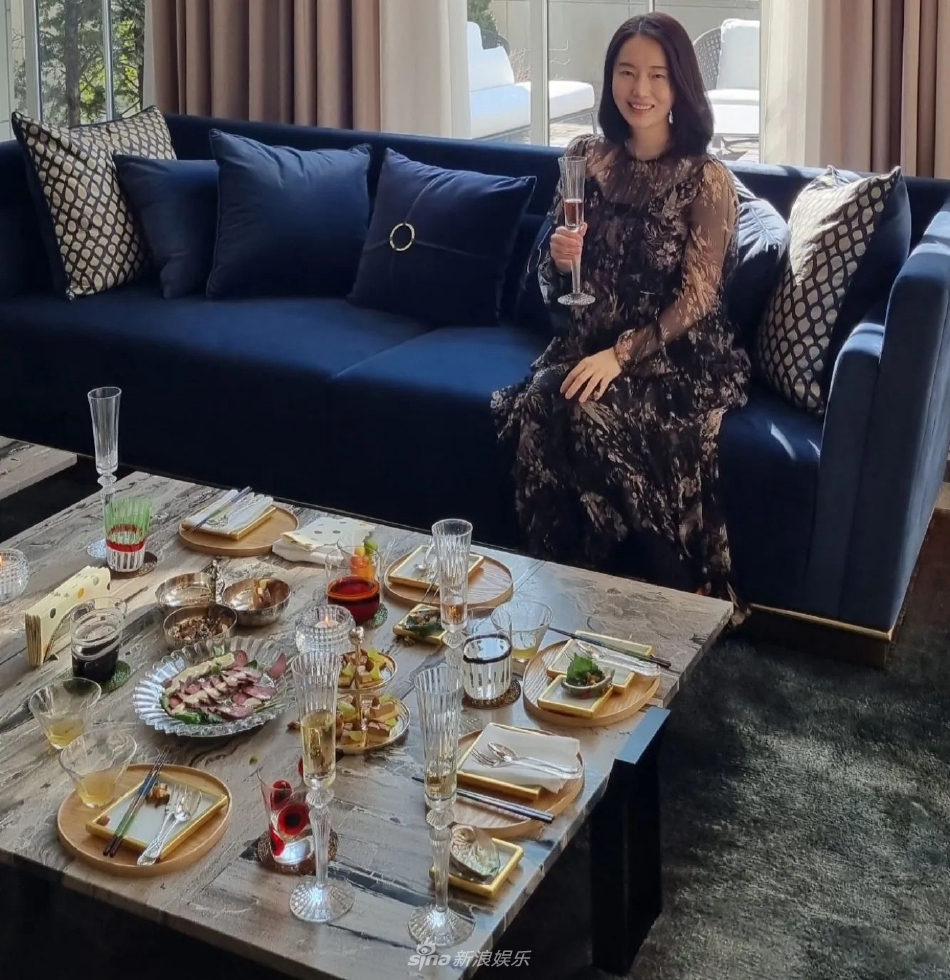 组图：准妈妈李贞贤孕肚明显 与好友聚餐喝果汁