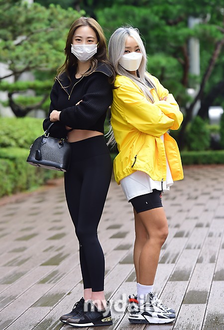 組圖：SISTAR多順孝琳合體亮相上班路 好姐妹親密攬腰