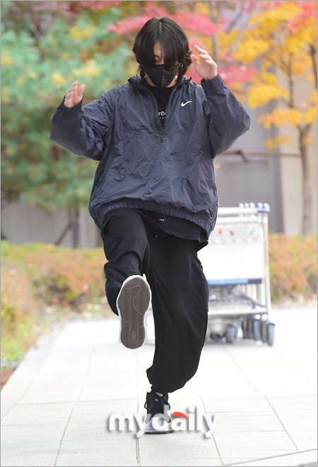 組圖：防彈田柾國出發卡達世界盃 機場表演射門動作