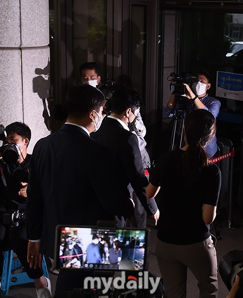 組圖：YG樑鉉錫賭博案開庭 穿西裝戴口罩現身法院