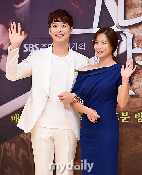 新浪娱乐讯 7月13日下午,南相美,金载沅等艺人在首尔sbs电视台出席了