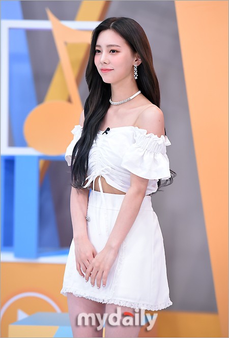 組圖：韓女團DIA成員權恩彩錄節目 穿白裙撩發露香肩