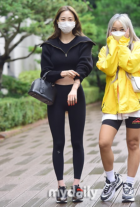 組圖：SISTAR多順孝琳合體亮相上班路 好姐妹親密攬腰