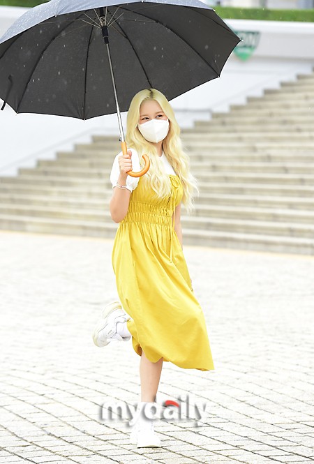 組圖：宇宙少女任多榮穿黃裙色彩明豔 雨中撐傘去上班