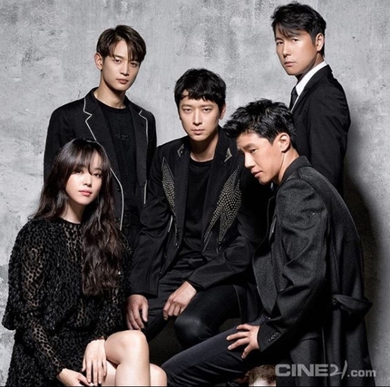 组图:姜栋元韩孝周传绯闻后不避嫌 合体拍写真宣传新片