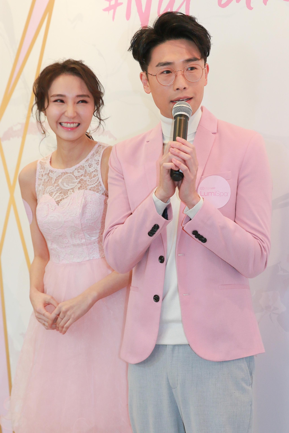 组图:tvb主播陆浩明情侣档亮相 赞女友陈诗欣很美
