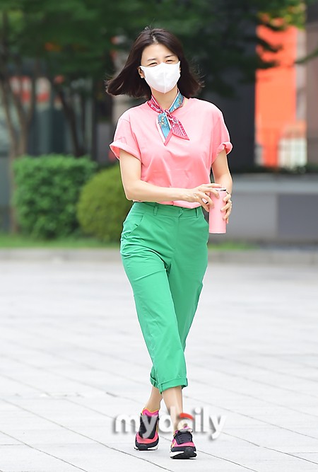 組圖：34歲韓星樸河宣亮相上班路 粉綠撞色搭配亮眼