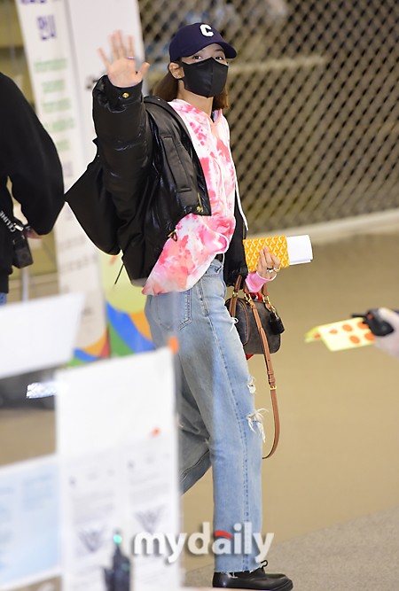 組圖：Lisa結束巴黎行程返回韓國 半脫外套擺造型酷帥