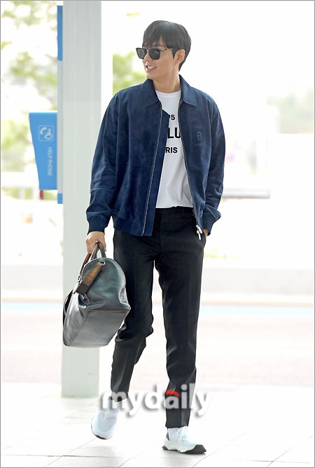 组图:李敏镐飞往巴黎参加时装秀 长腿比例惹人羡