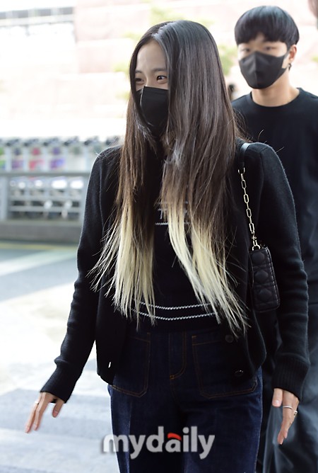 組圖：BLACKPINK金智秀飛往巴黎時裝週 挑染新發色現機場