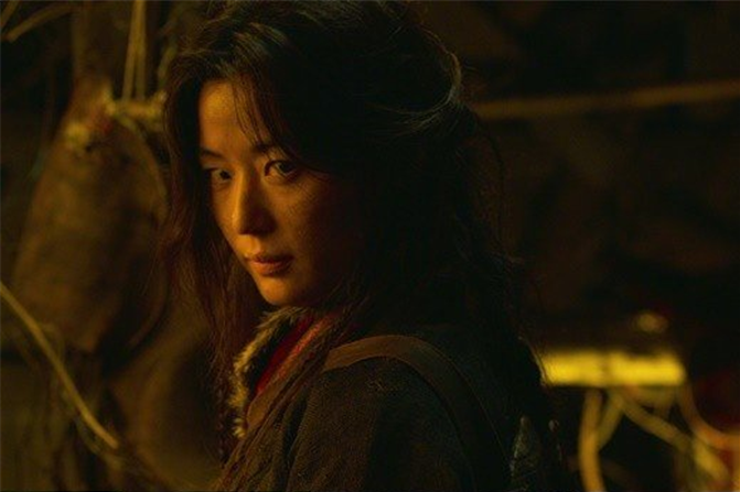 组图：全智贤《王国》剧照公开 持箭站屋顶气场强