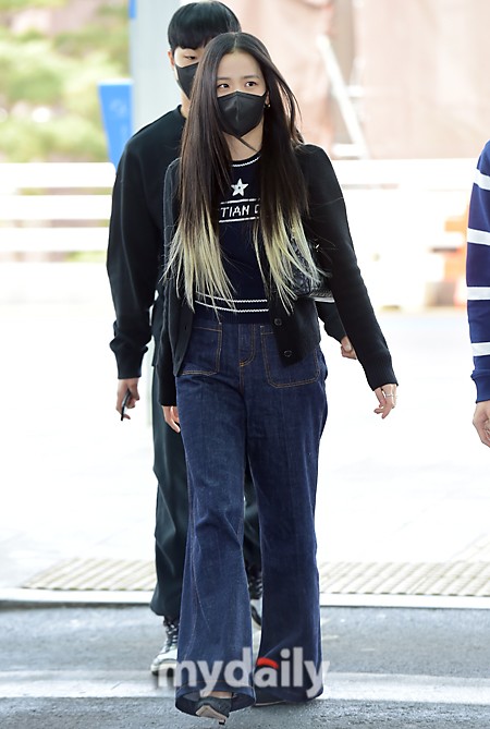 組圖：BLACKPINK金智秀飛往巴黎時裝週 挑染新發色現機場