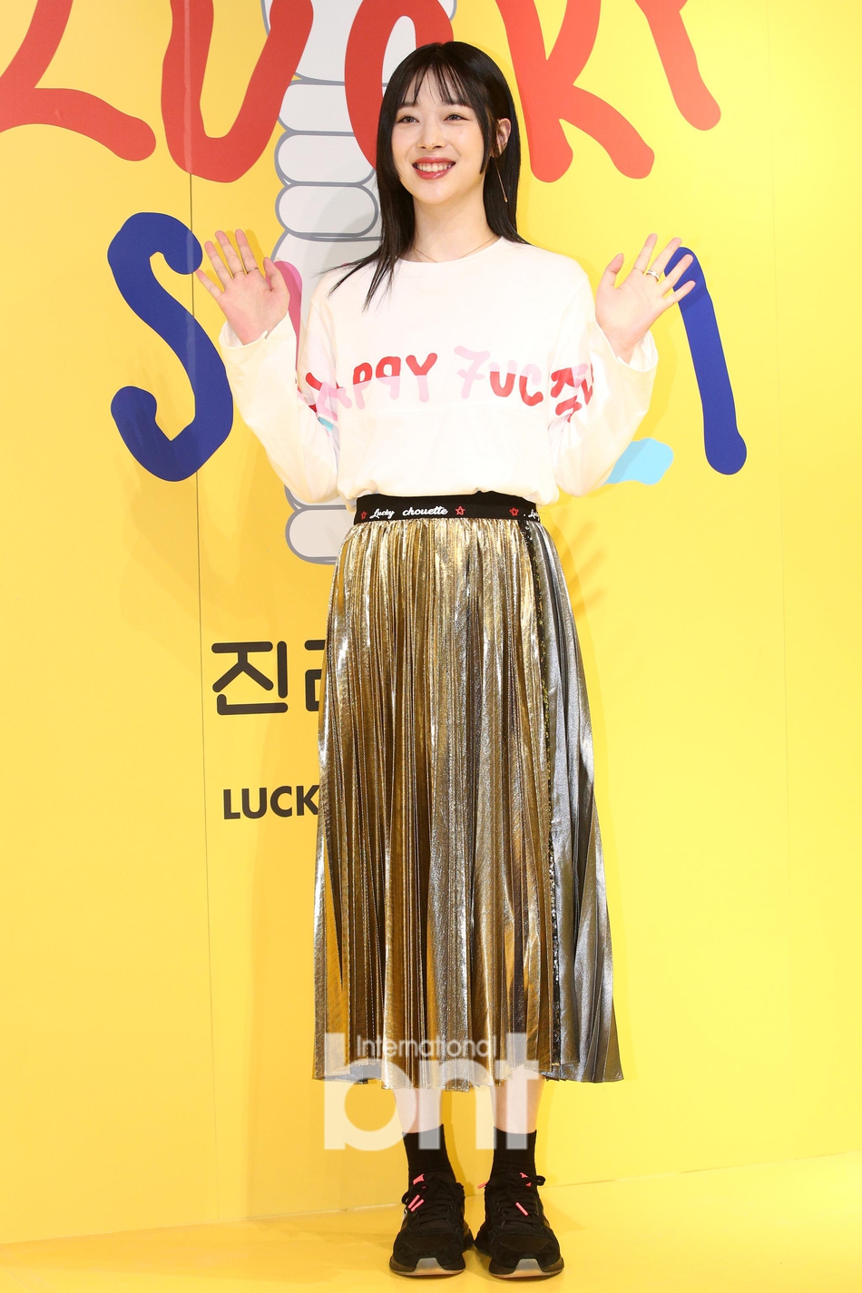 组图:崔雪莉公主切发型亮相活动 散发果汁甜美笑容