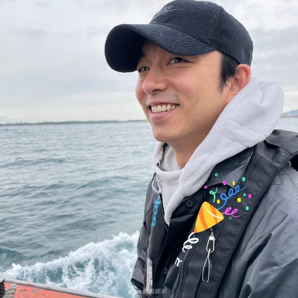 組圖：孔劉出海釣大魚樂開花 手捧戰利品獲李棟旭點贊