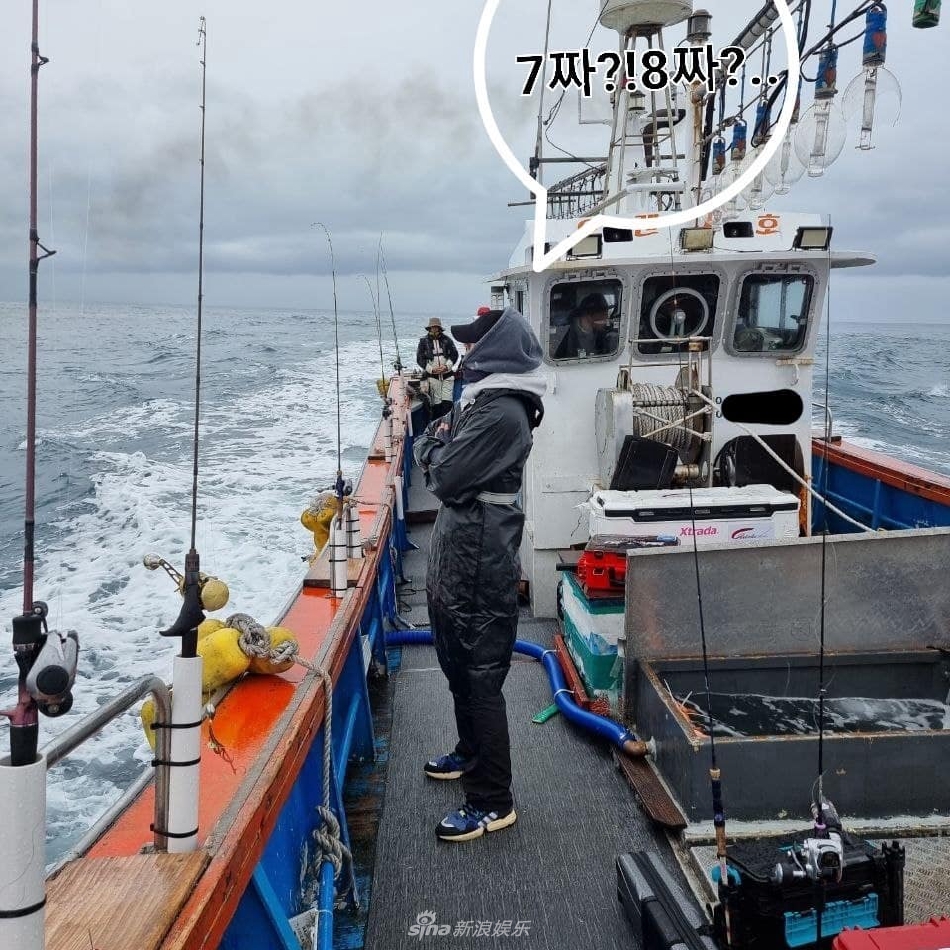 組圖：孔劉出海釣大魚樂開花 手捧戰利品獲李棟旭點贊