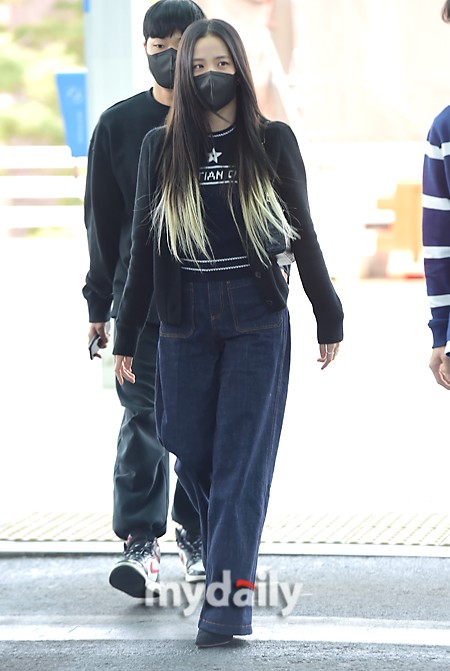 組圖：BLACKPINK金智秀飛往巴黎時裝週 挑染新發色現機場