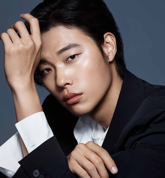 组图柳俊烈拍秋冬宣传写真穿皮衣眼神冷峻