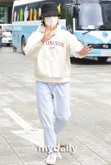 組圖：韓星樸正民出演SBS電臺節目 與路人親切合影