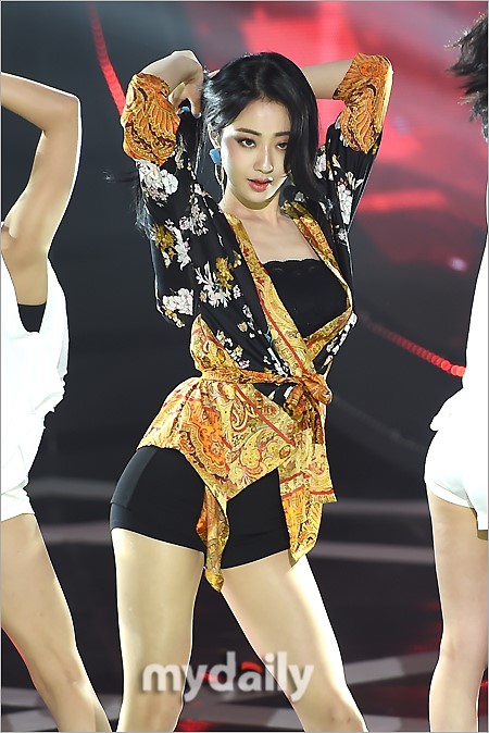 组图:韩女星朴景丽穿超短裤热舞 窈窕曲线惹眼