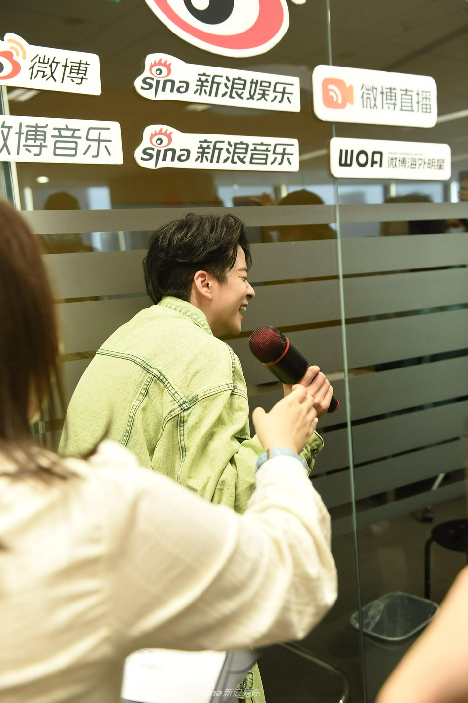組圖：Amber新浪掃樓飈東北話 挑戰摳糖餅失敗變身太陽花