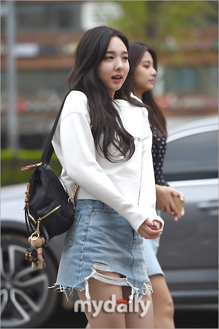 组图:twice亮相上班路 成员穿短裤清凉露腿_高清图集_新浪网