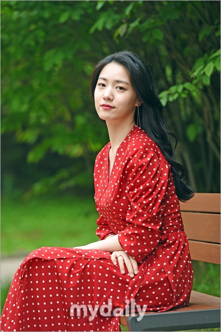 组图:韩星柳孝荣《大君》访谈 红裙衬绿树元气满满