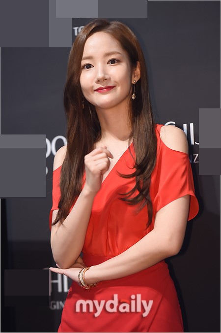 是漂亮的金秘书呀朴敏英出席活动红裙美艳妩媚动人