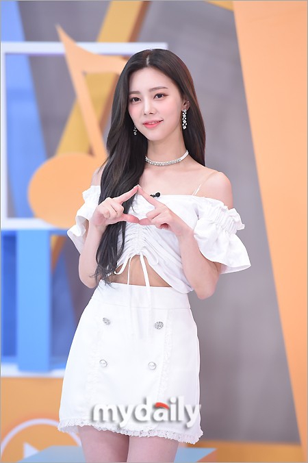 組圖：韓女團DIA成員權恩彩錄節目 穿白裙撩發露香肩