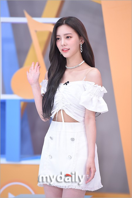 組圖：韓女團DIA成員權恩彩錄節目 穿白裙撩發露香肩