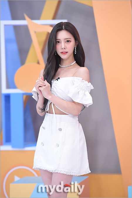 組圖：韓女團DIA成員權恩彩錄節目 穿白裙撩發露香肩