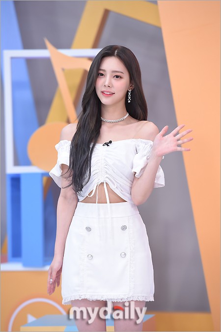 組圖：韓女團DIA成員權恩彩錄節目 穿白裙撩發露香肩