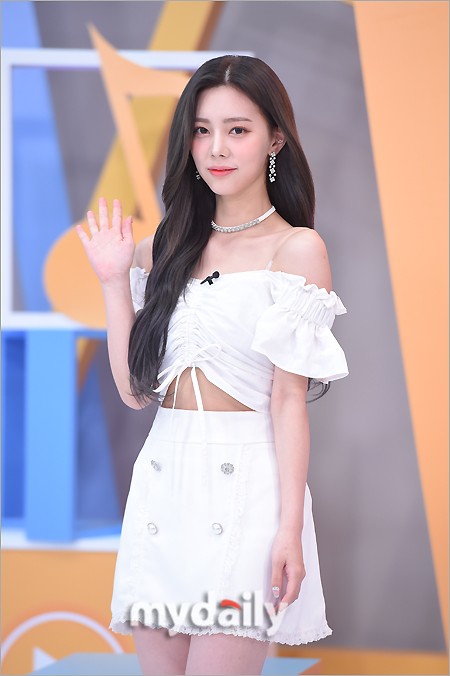 組圖：韓女團DIA成員權恩彩錄節目 穿白裙撩發露香肩