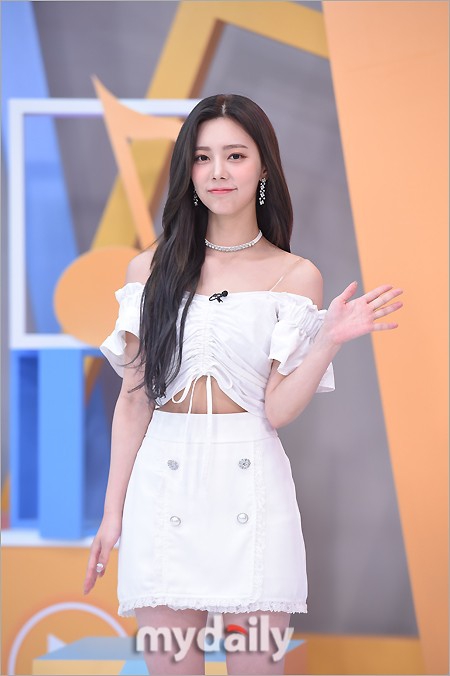 組圖：韓女團DIA成員權恩彩錄節目 穿白裙撩發露香肩